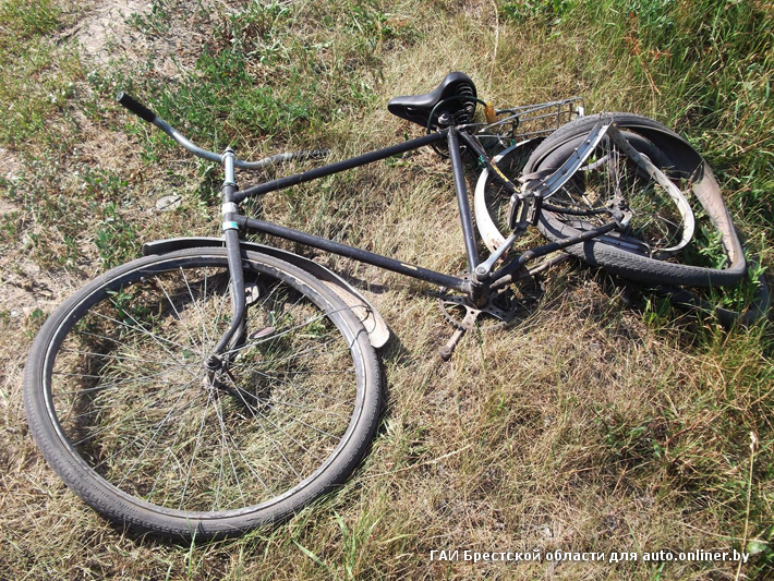 Кобрин: женщина, управлявшая Renault, сбила велосипедиста и выехала в кювет