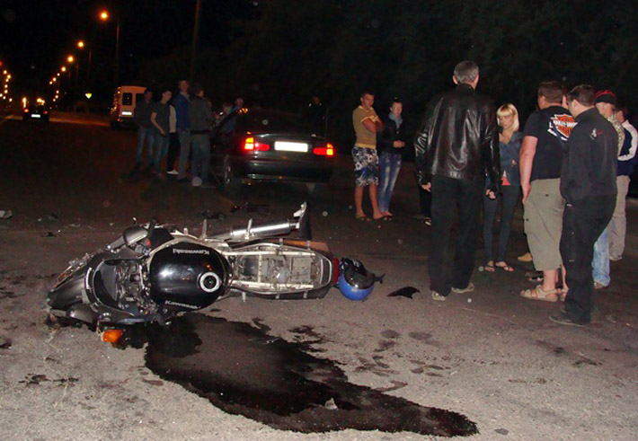 Барановичи: камера наблюдения зафиксировала момент ДТП, в котором пострадал мотоциклист